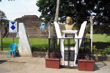 Image showing Che Guevara and pyramid in Tazumal, Salvador