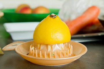 Image showing lemon with squeezer