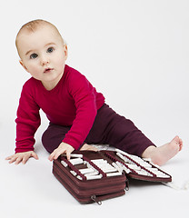 Image showing young child with many homeopathic globule