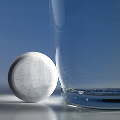 Image showing fizzy tablet beside a glass of water