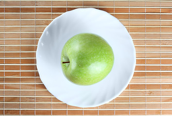 Image showing Green apple on the saucer