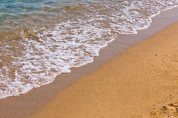 Image showing Photo of waves on the beach