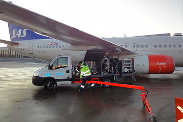 Image showing Refuelling of Boeing 737 from SAS