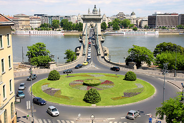 Image showing Traffic circle and chain bridge in Budapest, Hungary