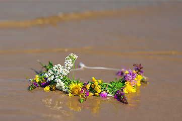 Image showing circlet of flowers