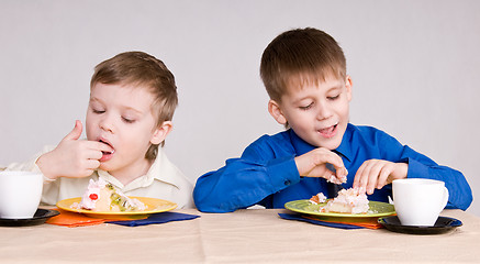 Image showing two boy wich cake