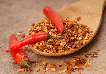 Image showing Red chili peppers and red pepper flakes on a spoon