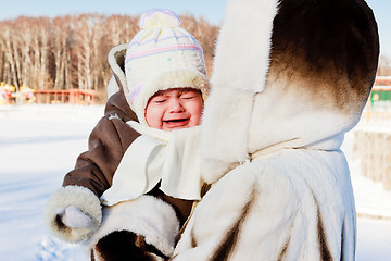 Image showing mum with crying baby outside in cold