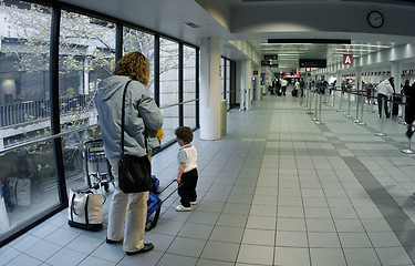 Image showing Family at the airport