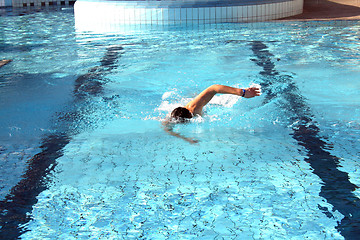 Image showing a man learn swim the crawl