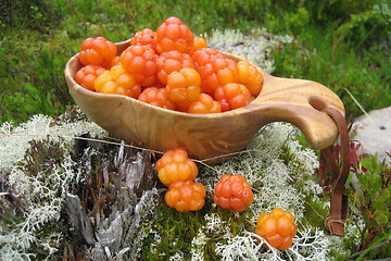 Image showing Cloudberries in a wooden cup