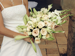 Image showing bride with cream roses and lilies