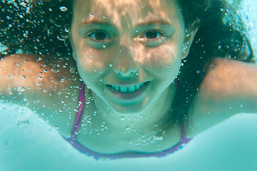 Image showing underwater girl in swimming pool 