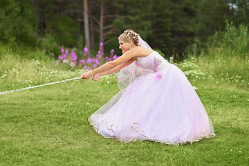 Image showing Funny bride pulls the chain