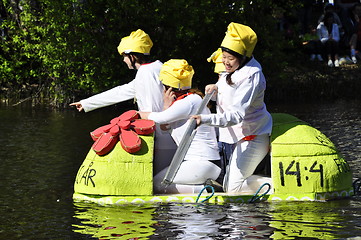 Image showing A funny boat race
