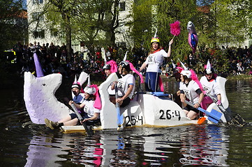 Image showing A funny boat race