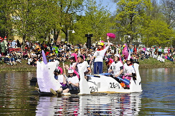 Image showing A funny boat race