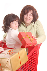 Image showing mother and daughter and the shopping cart