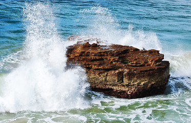 Image showing ocean waves on rocks