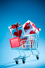 Image showing shopping cart ahd gift