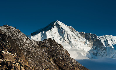 Image showing On top of Gokyo Ri: Peaks and clouds