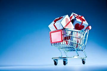 Image showing shopping cart ahd gift