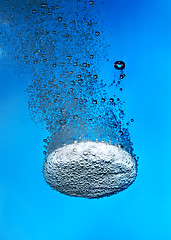 Image showing Effervescent tablet in water with bubbles