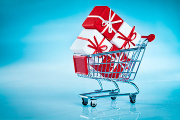 Image showing shopping cart ahd gift