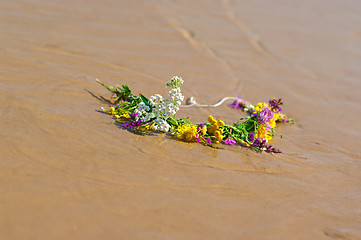 Image showing circlet of flowers