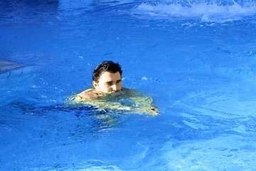 Image showing man learns to swim