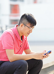 Image showing Man typing message on phone