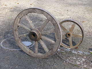 Image showing Wooden and iron wheels of telega