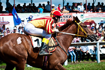 Image showing jockey on horse befor the start