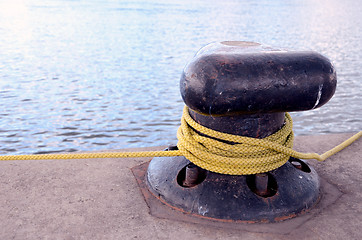 Image showing Rope rotated around pole.