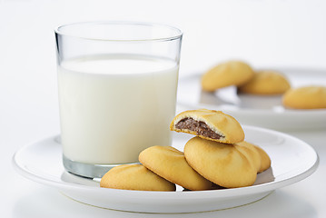 Image showing milk and cookies