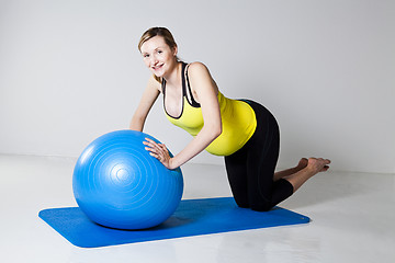 Image showing Pregnant woman doing push-up exercise