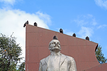 Image showing town dove on monument Lenin