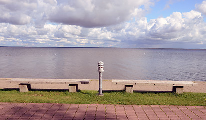 Image showing Benches and lighting in front of the lake . 
