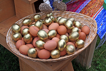 Image showing chicken egg in braided plate