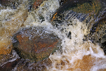 Image showing quick river flow amongst stone