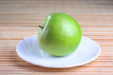 Image showing Green apple on the saucer