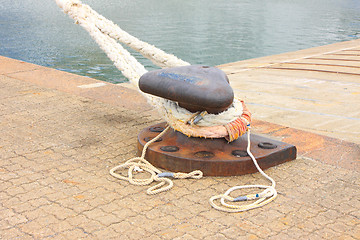 Image showing Rope for mooring a boat to a pier