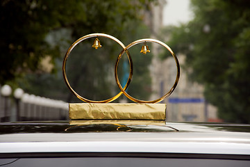 Image showing wedding rings on the roof of the car