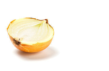 Image showing half of onion in peel