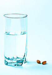 Image showing two tablets and glass of water 