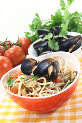 Image showing Spaghetti with mussels and fresh tomatoes