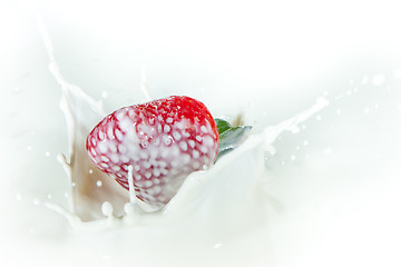 Image showing strawberry splashing into milk