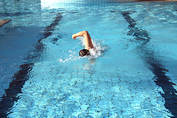 Image showing a man learn swim the crawl in pool