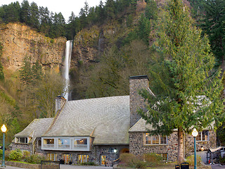 Image showing Historic Multnomah Falls Lodge