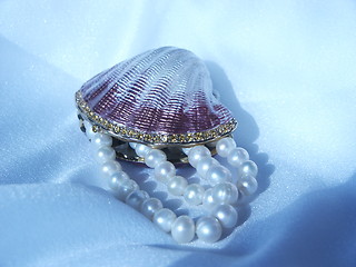 Image showing Bowl and pearls